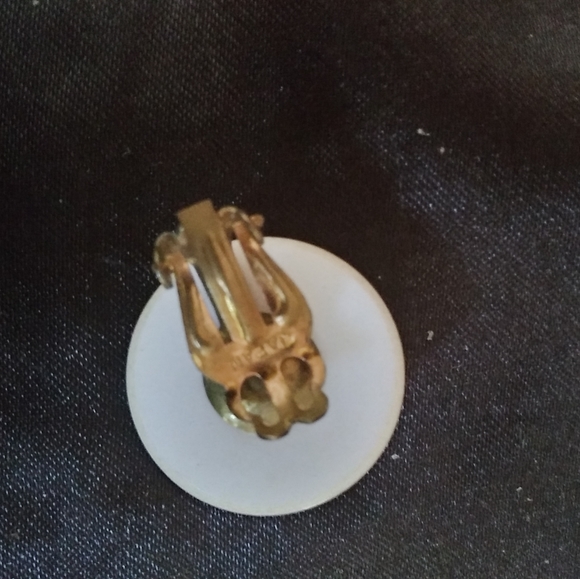 Vintage large white circle gold clipon earrings - Picture 6 of 6